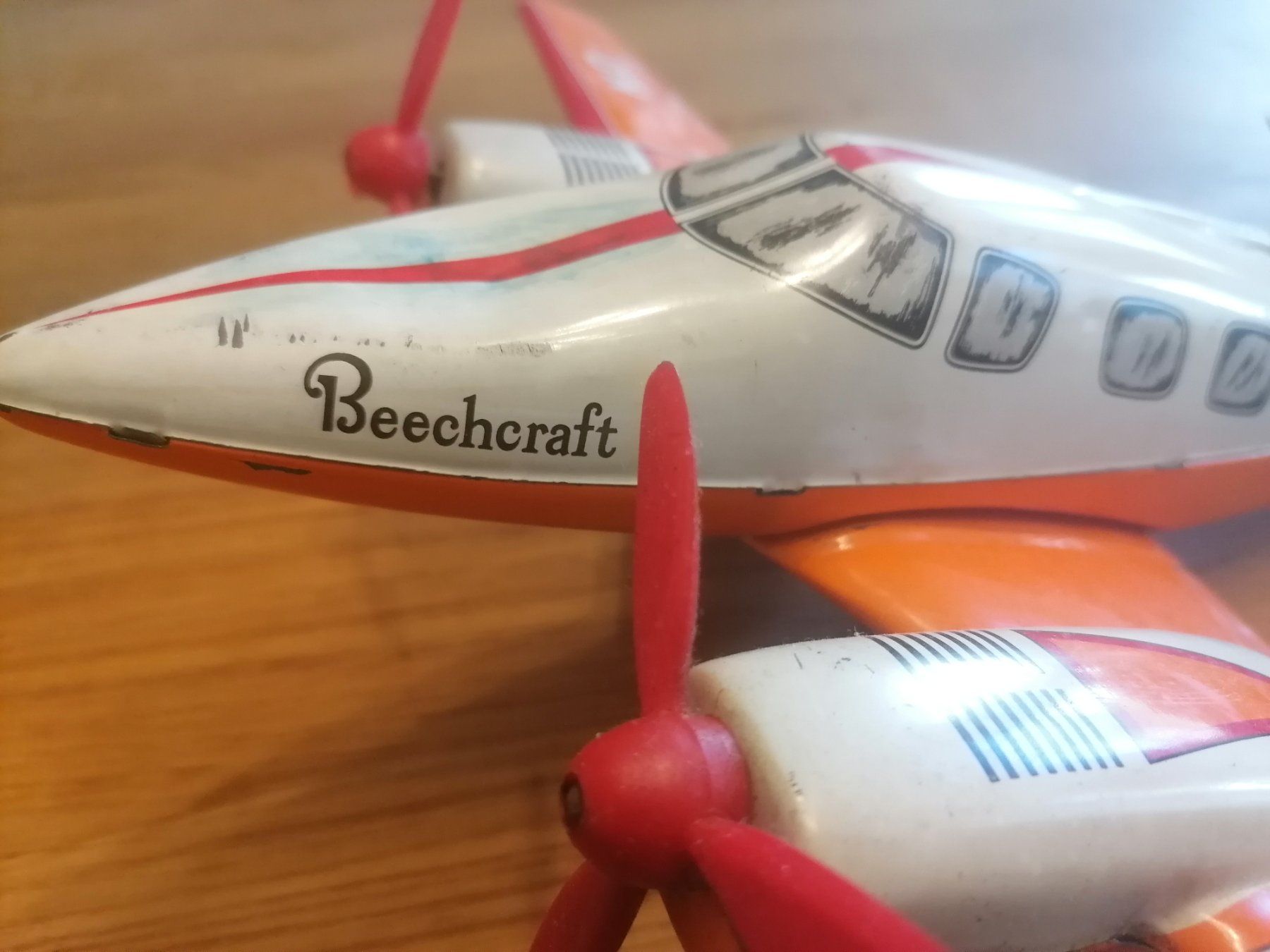 Spielzeuge: Vintage Blechspielzeug Flugzeug Beechcraft – Gebraucht aus Basel von vintagecollector 1
