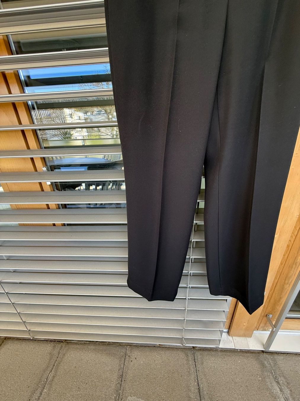 Pantaloni: Schwarze Stoffhose Gr. 40 mit Gürtel, elegant – Usato da Dällikon venduto da dahi1 5