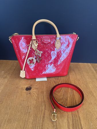 Louis Vuitton Tasche rot Lackleder mit Schultergurt und Anhä