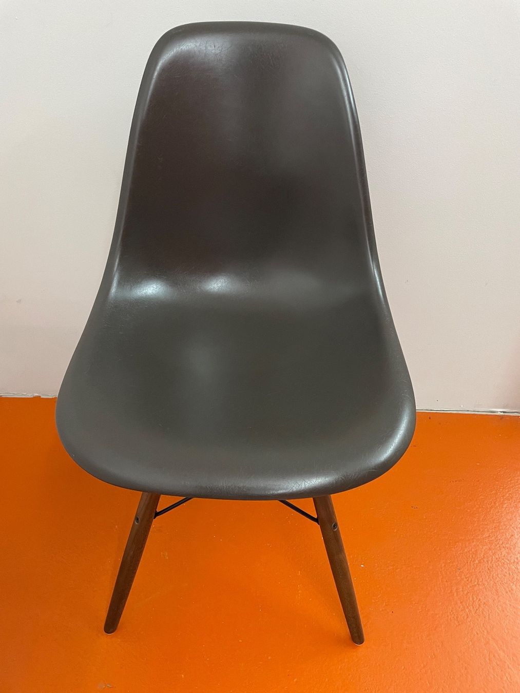 Eames Sedie: Eames Side Chairs Dark Brown – Usato da ipsach venduto da Latigo