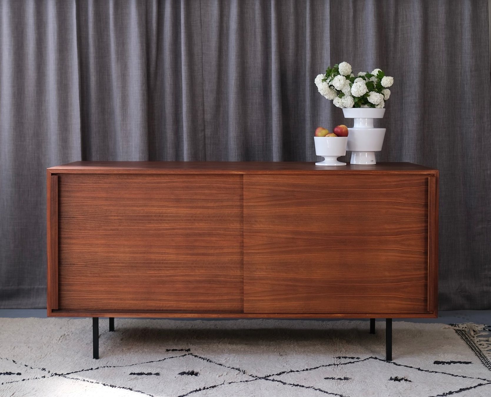 Cassettiere: Mid Century Modern Teak Sideboard, Denmark – Usato da Bern venduto da Zmodern_VIN 1