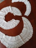 3 grössere Stück Spitzen auf Stoff genäht