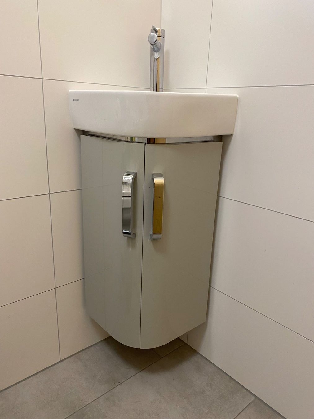 Geberit Spülbecken & Waschbecken: Eckwandbecken Geberit Renova mit  Eck-Waschtischmöbel – Gebraucht aus Hundwil von Miflo01