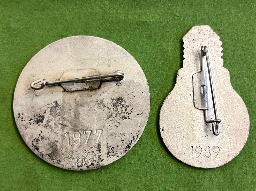 Basler Placchette & Badge: Basel 1977+1989 Schnitzelbank Comite Plakette – Usato da Itingen venduto da Bebbi6569 1