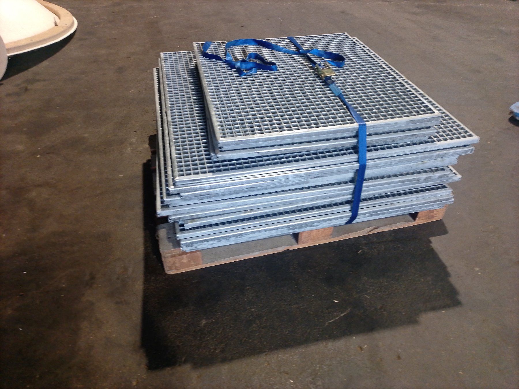 Gitter & Roste: Lichtschachtabdeckungen Gitter – Gebraucht aus Winterthur von TechnoramaWinterthur