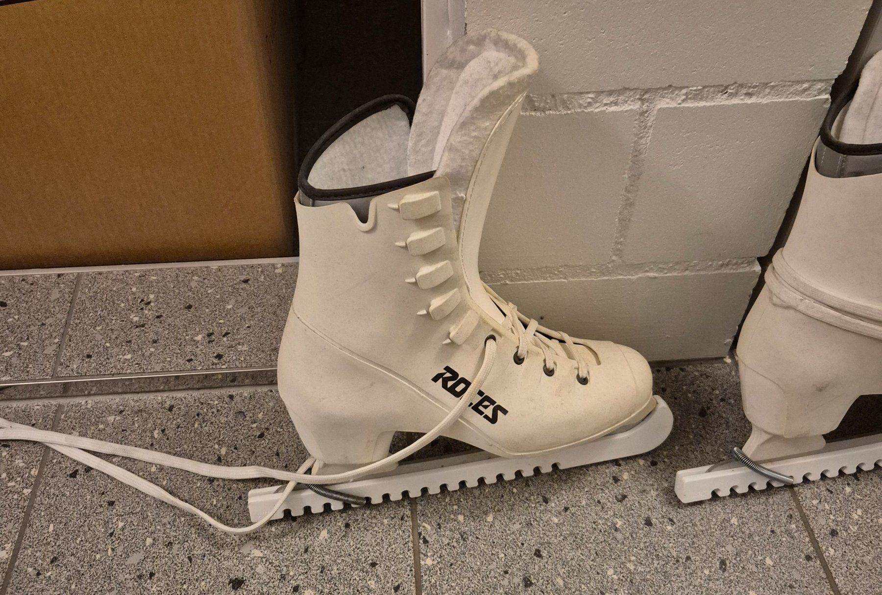 Schlittschuhe: Weisse Schlittschuhe, Grösse 41 Damen – Gebraucht aus Lohn-Ammannsegg von NikiVibes 1
