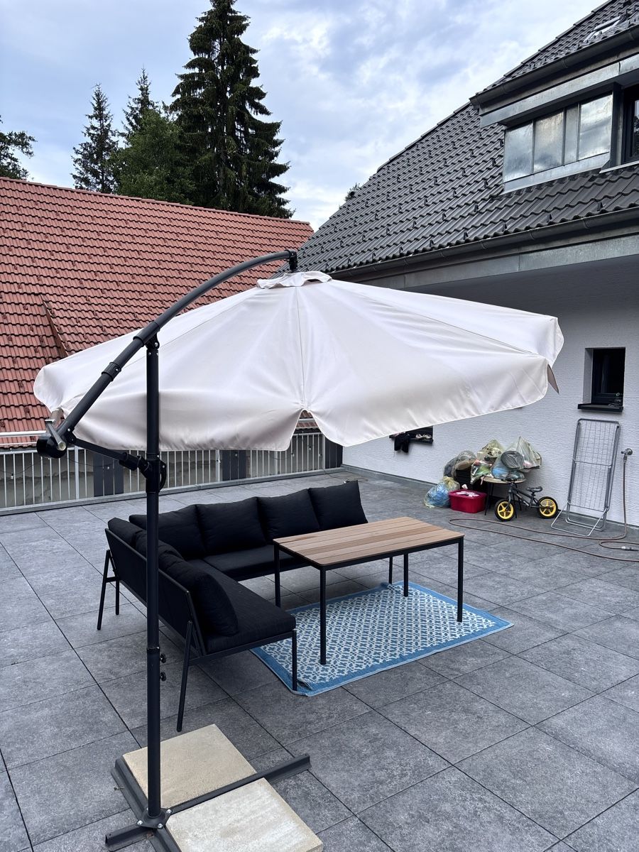 Set di tavolo e panche: Garten-Lounge-Set mit Sonnenschirm – Usato da Andelfingen venduto da mor_8mnl 2