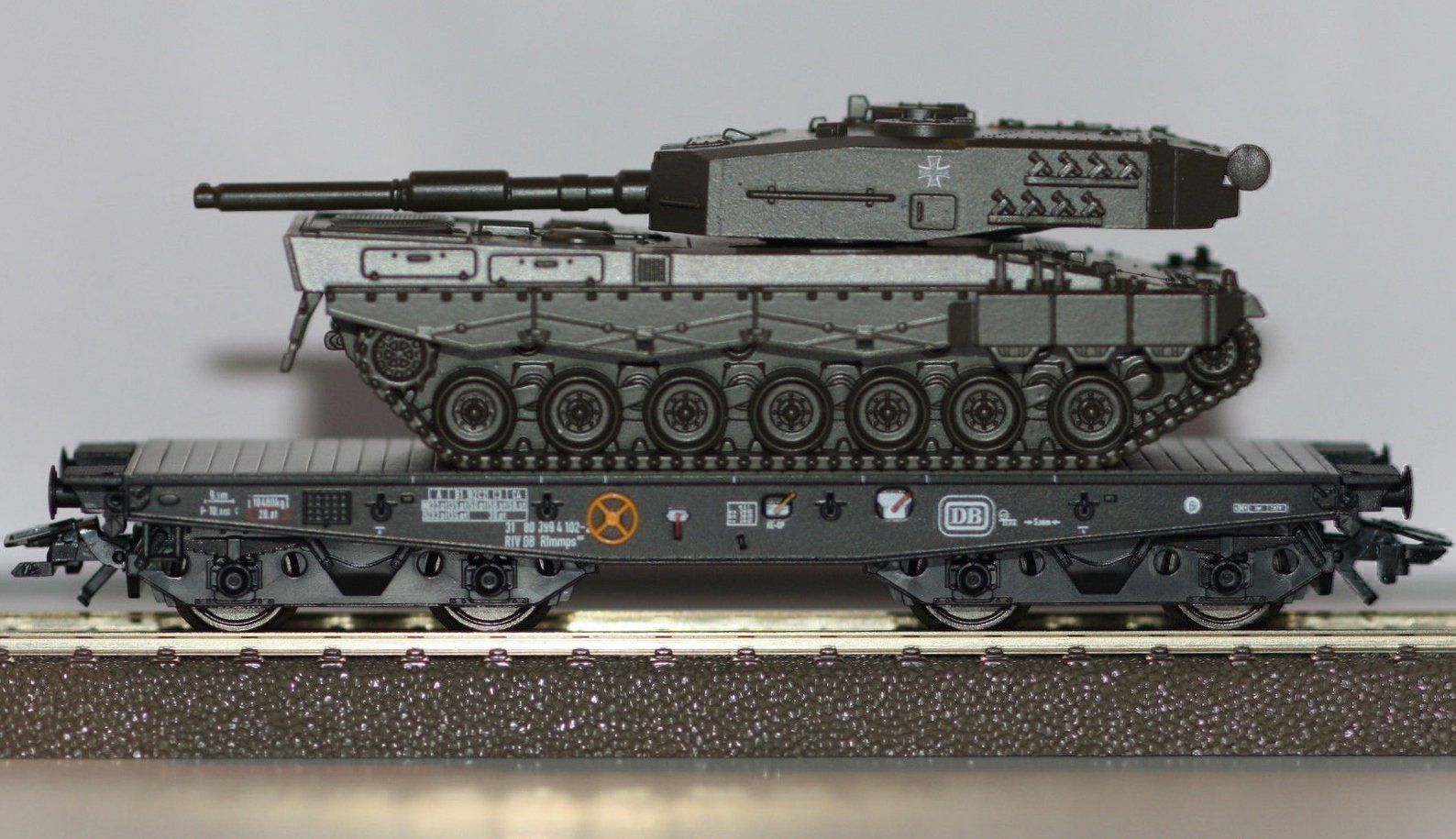 Trix Modellini di ferrovie: Trix 24211-1 Schwerlastwagen + Leopard 2 – Nuovo e nell'imballaggio originale da Rotkreuz venduto da MOBAHN-1zu87 2
