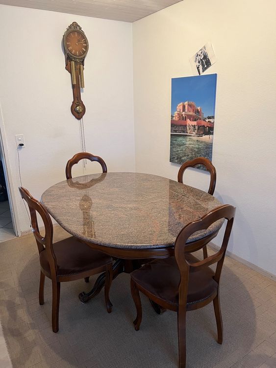 Klassischer Tisch inkl. 4 Stühle