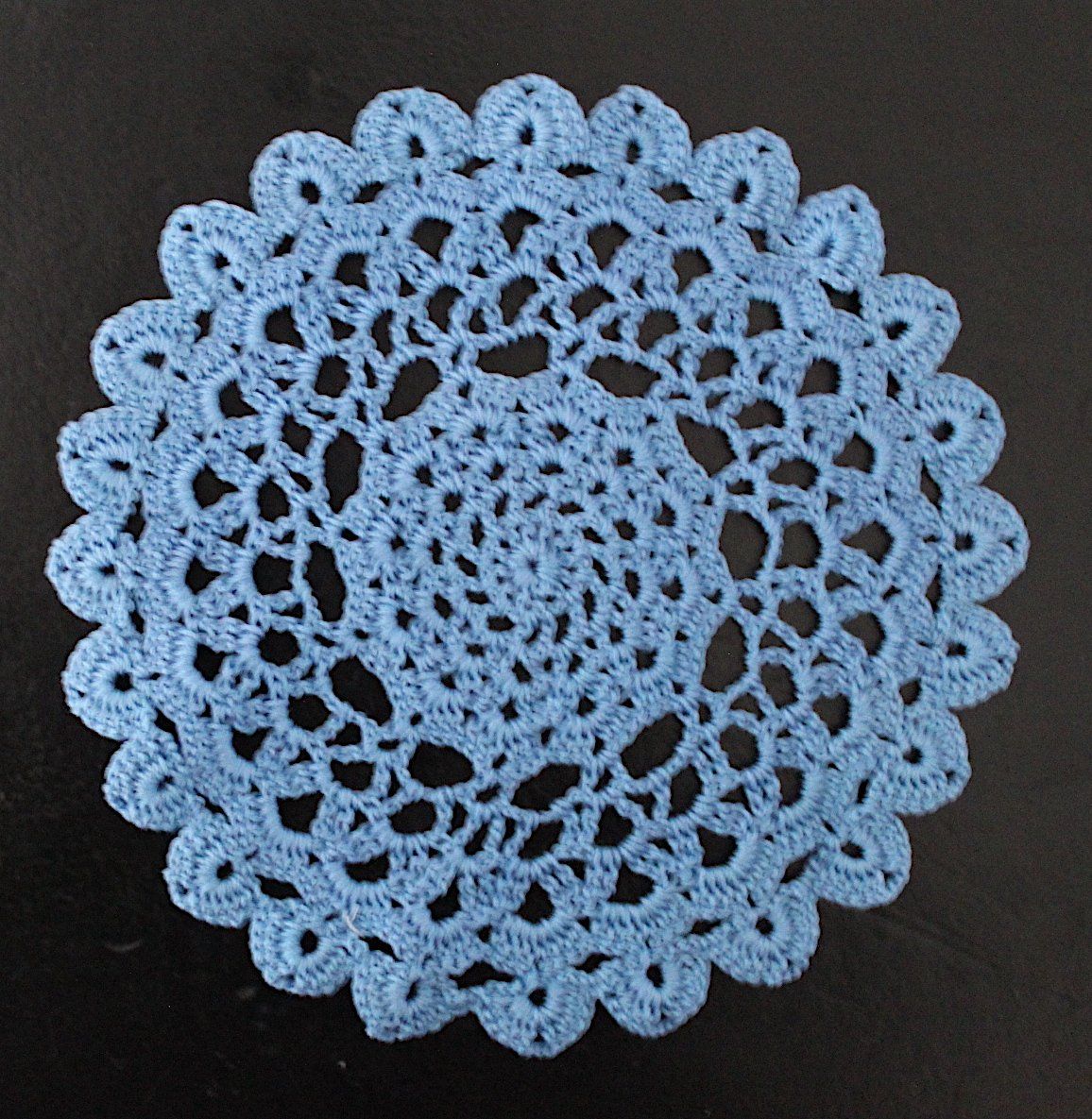 Altra biancheria da tavola: Neuwertige, Hellblaue  Häckeldeckchen, ca.19cm – Usato da Locarno venduto da fripui