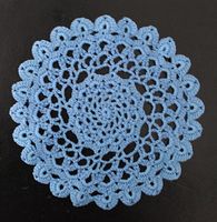 Neuwertige, Hellblaue  Häckeldeckchen, ca.19cm