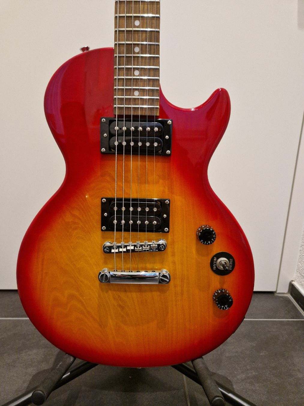 Epiphone Strumenti musicali: E-Gitarre, inkl. Ständer – Nuovo (secondo la descrizione) da Au SG venduto da Chliini87 1