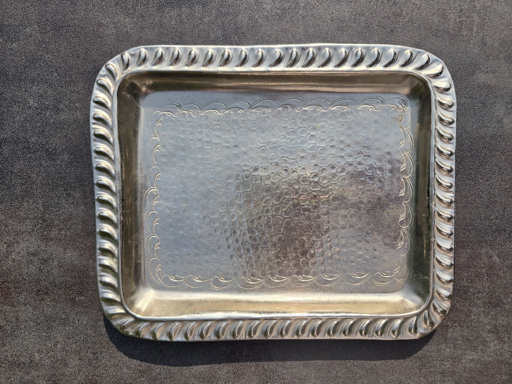 Piatti di portata: Kleines Serviertablett Silberoptik gehämmert 21x18 cm – Usato da Winterthur venduto da Speos-79