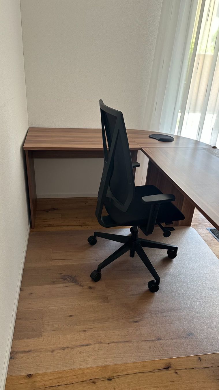 Bureaux: Schreibtisch mit Bürostuhl – D'occasion à Luzern par Serro0 1