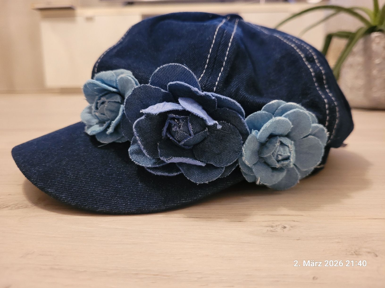 Copricapi, berretti & cappellini: Jeans Cap mit Blumen – Usato da Bünzen venduto da Milly32