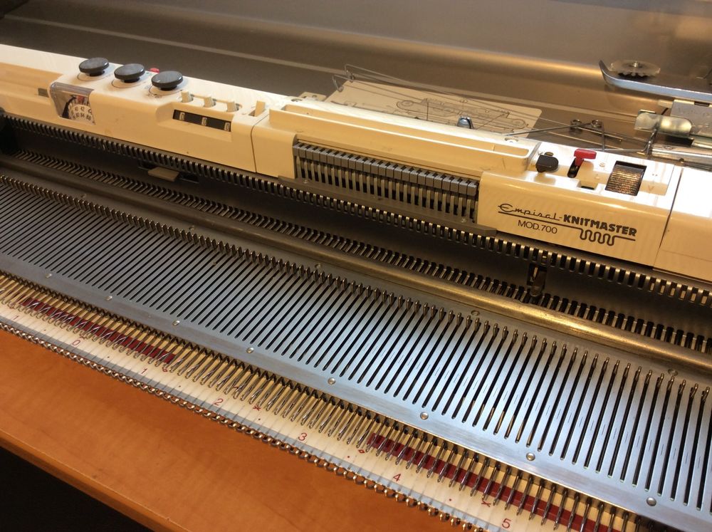 Strickmaschine EMPISAL Knitmaster Mod700 Doppelbett SRP 60N Gebraucht 