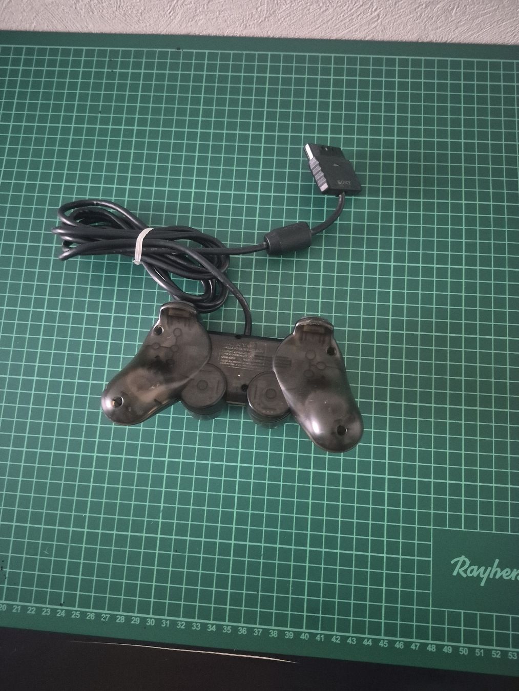 Sony Controller: Sony PlayStation 2 translucent black Controller 🎮 PS2 – Usato da Meyrin venduto da Retro-GZ 1