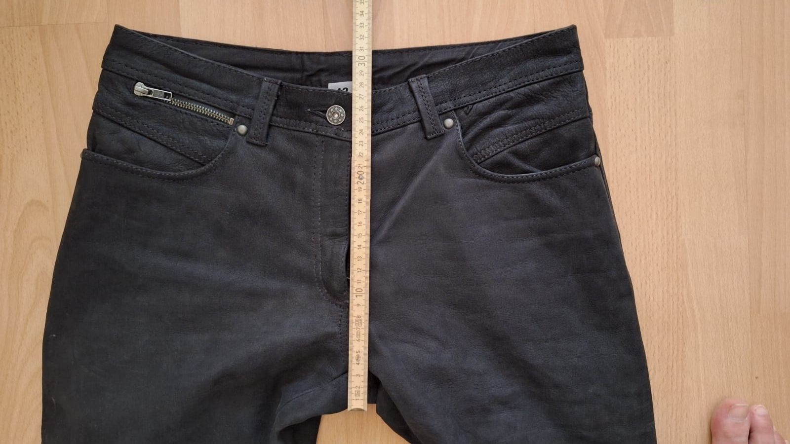 Pantaloni: Lederhose Töff – Usato da Zürich venduto da xpecific 2