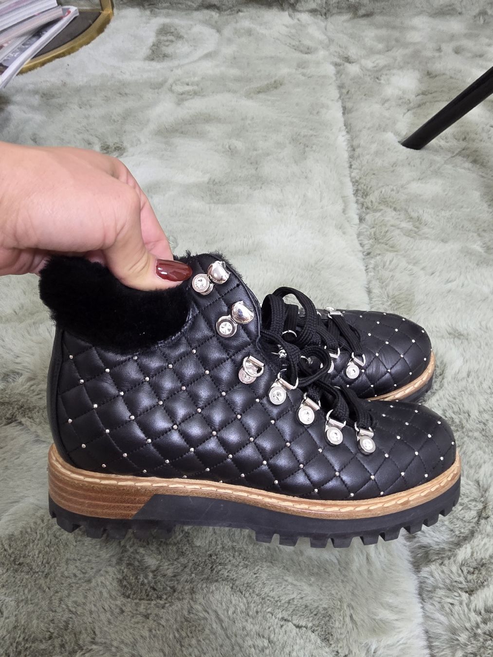 Damenschuhe: Lesilla Boots Black Leather Studded Fur Lined Size 37 – Neu (gemäss Beschreibung) aus Brüttisellen von par_8zbj