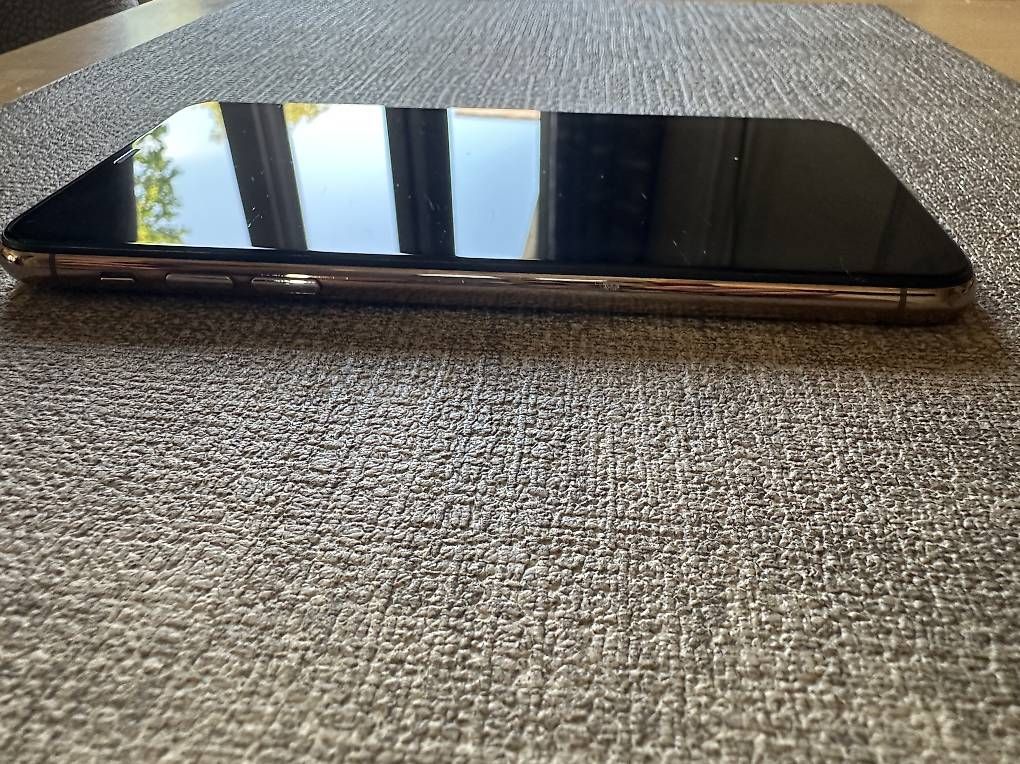 Apple Telefoni cellulari / Smartphones: iPhone 11 Pro Max – Usato da Reinach BL venduto da mar_9yy7 3