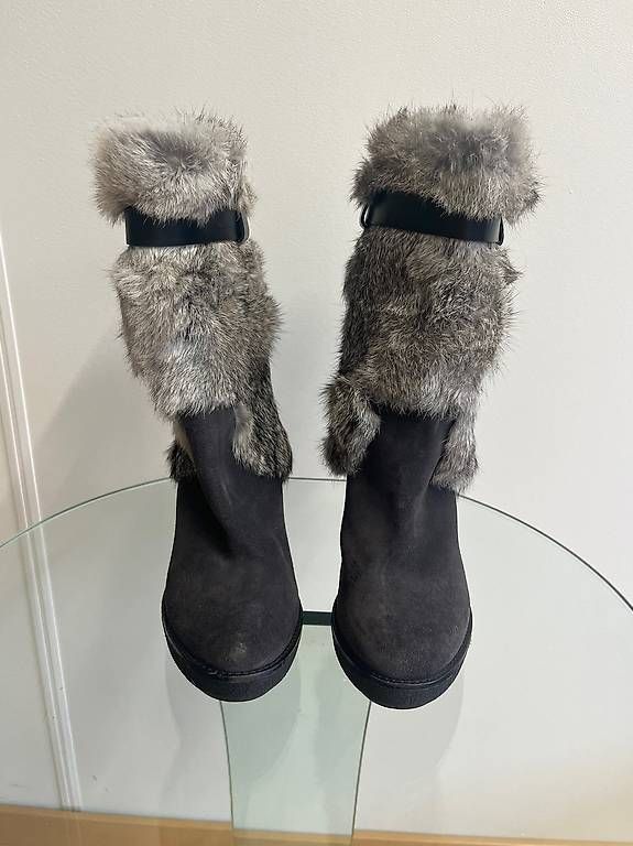 Moncler Scarpe da donna: Bottes Moncler avec fourrure taille 38 – Usato da Les Acacias venduto da kim_2dxt 1