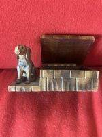 Schön geschnitzte Holzschachtel mit kleinem Hund