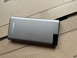 Gebrauchte Powerbank mit USB-Anschlüssen