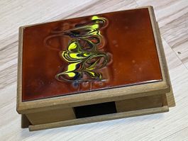 Antike HOLZ-SCHATULLE mit Emaille-Deckel / zirka 1971 / Top