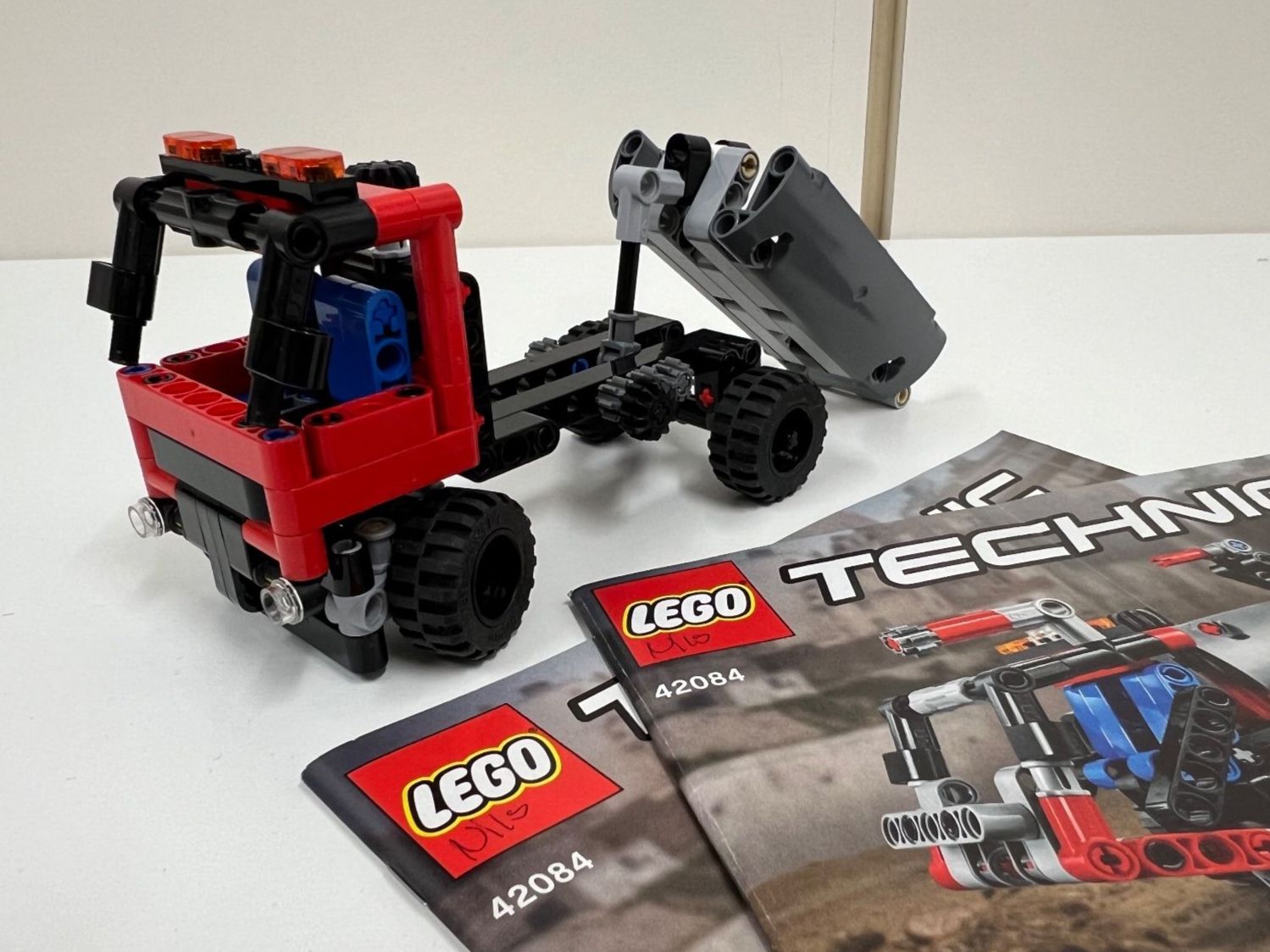 Lego Kit di costruzioni: LEGO Technic 42084 - Toller Absetzkipper! – Usato da Bottmingen venduto da Botbas