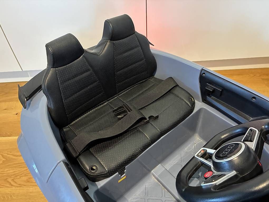 Fahrzeuge für Kinder: Kinderauto - Elektrisches Auto "Audi TTRS" - Lizenziert – Gebraucht aus Schenkon von Julialuzern 4
