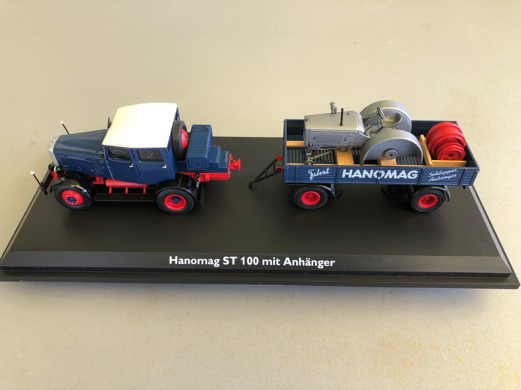 Schuco Kit di modellismo & Modellini statici: Hanomag ST 100 Schlepper mit Anhänger & Traktor – Usato da Zell ZH venduto da humarosch