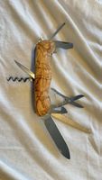 Victorinox Outrider mit handgefertigten Olivenholz
