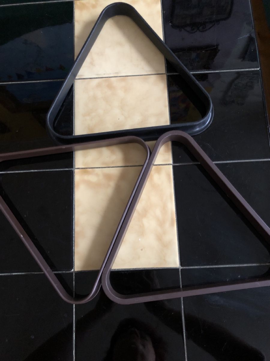 Tables de billard: 3 Billard Dreiecke Kunststoff – D'occasion à Ins par teamfairerdeal