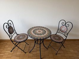 Tisch mit 2 Stuhle