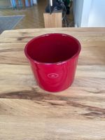 Schöner Übertopf, Rot, für Zimmerpflanzen.