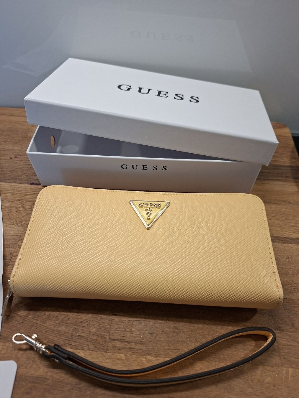 Guess Portamonete: Guess Portemonnaie Apricot – Usato da Meinisberg venduto da MartinaM1972 8