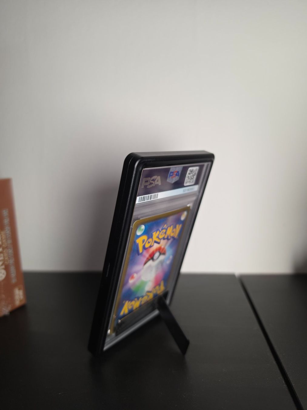 Pokémon Cartes à collectionner: Premium PSA Slab Guard Schwarz mit Stand – Neuf avec emballage d'origine à Canobbio par TreasureCollect 5