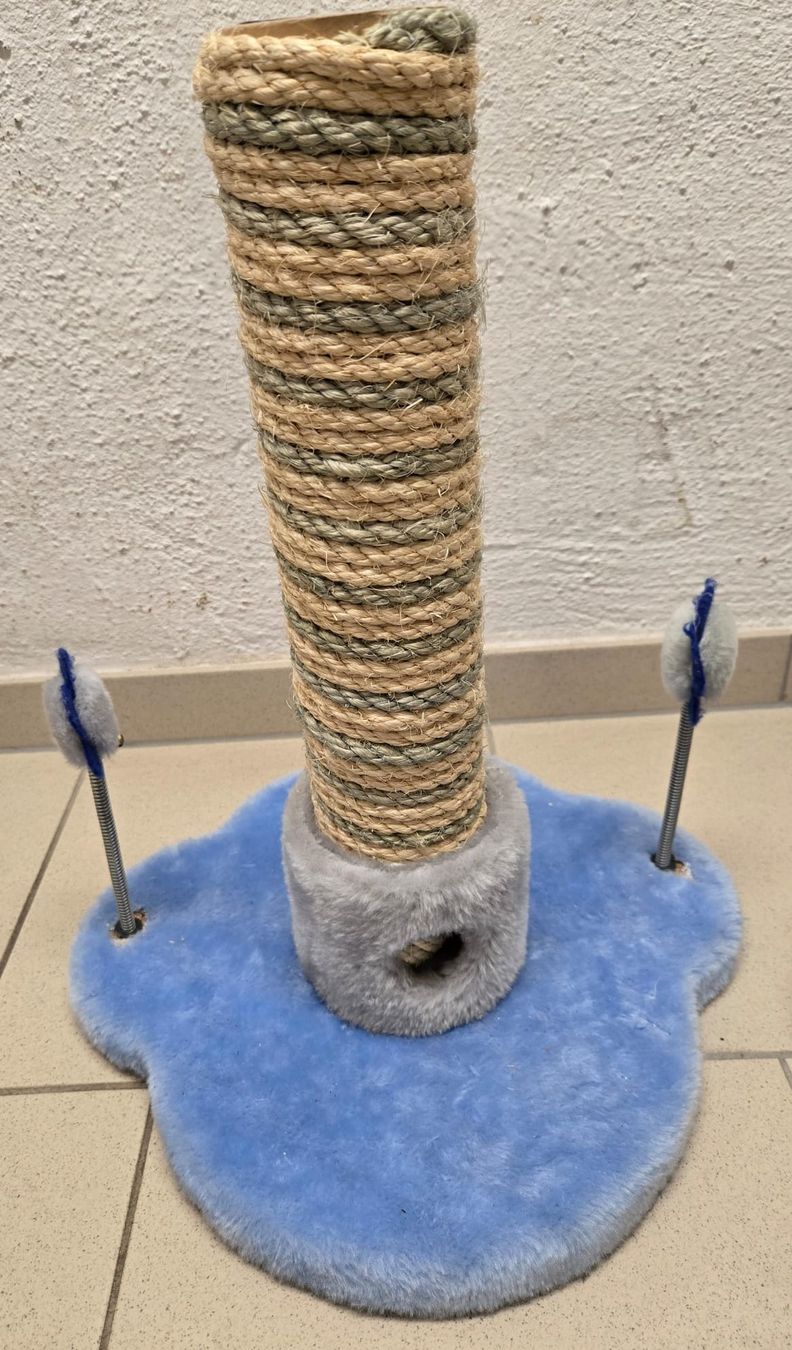 Tiragraffi: Katzenkratzbaum mit Spielzeug blau/grau – Usato da Rheinsulz venduto da Dred 4