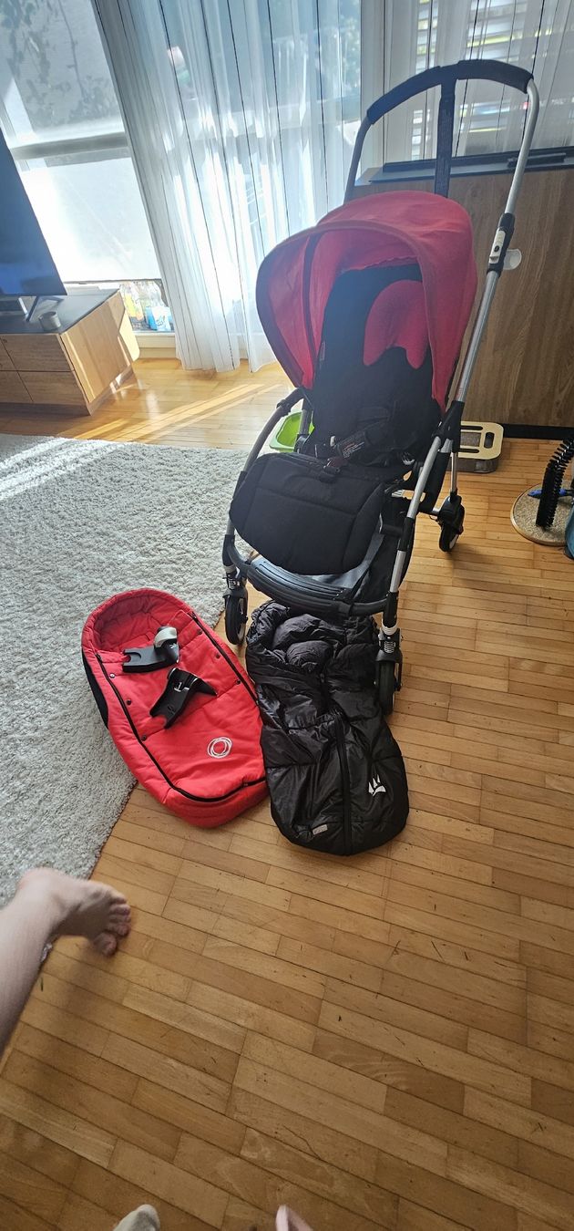 Bugaboo Kinderwagen: Bugaboo Bee Kinderwagen mit Zubehör, Rot Schwarz – Gebraucht aus Riedikon von Winter21.