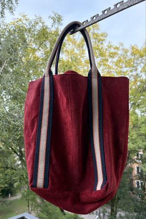 Schöne Wildleder Handtasche in Weinrot