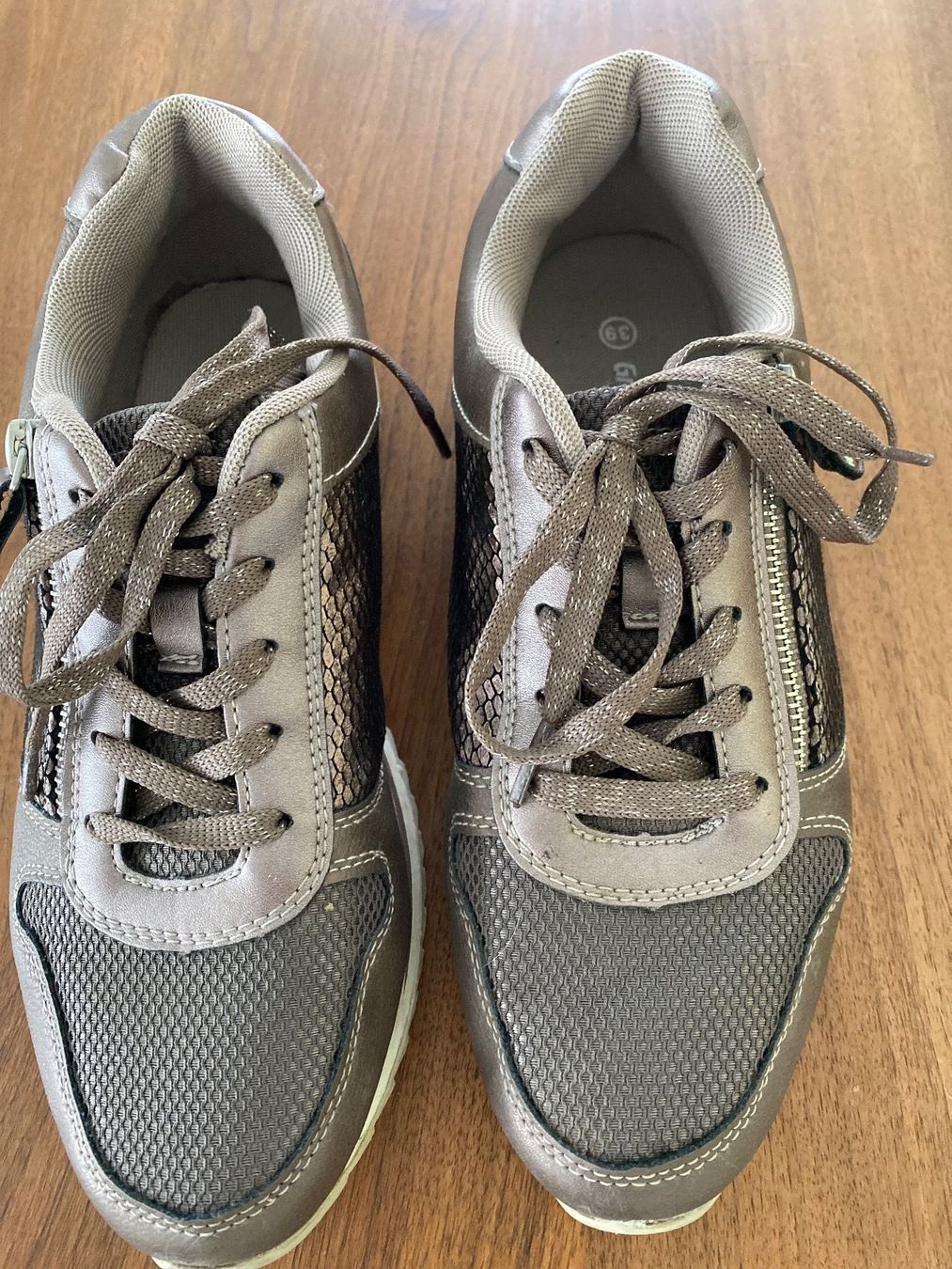 Graceland Scarpe da donna: Damen Sneaker Grösse 39 von Graceland – Usato da Schwyz venduto da Trofana