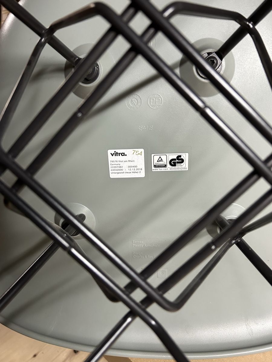 Vitra Chaises: 2 Vitra Eames Plastic Armchair DAR – D'occasion à Bäretswil par ganzgross 2
