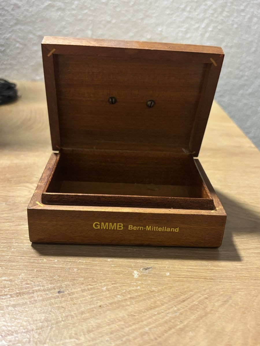 Voitures modèles: Antike Holzbox mit Oldtimer Metallfigur – D'occasion à Orpund par BlackEagel80 6