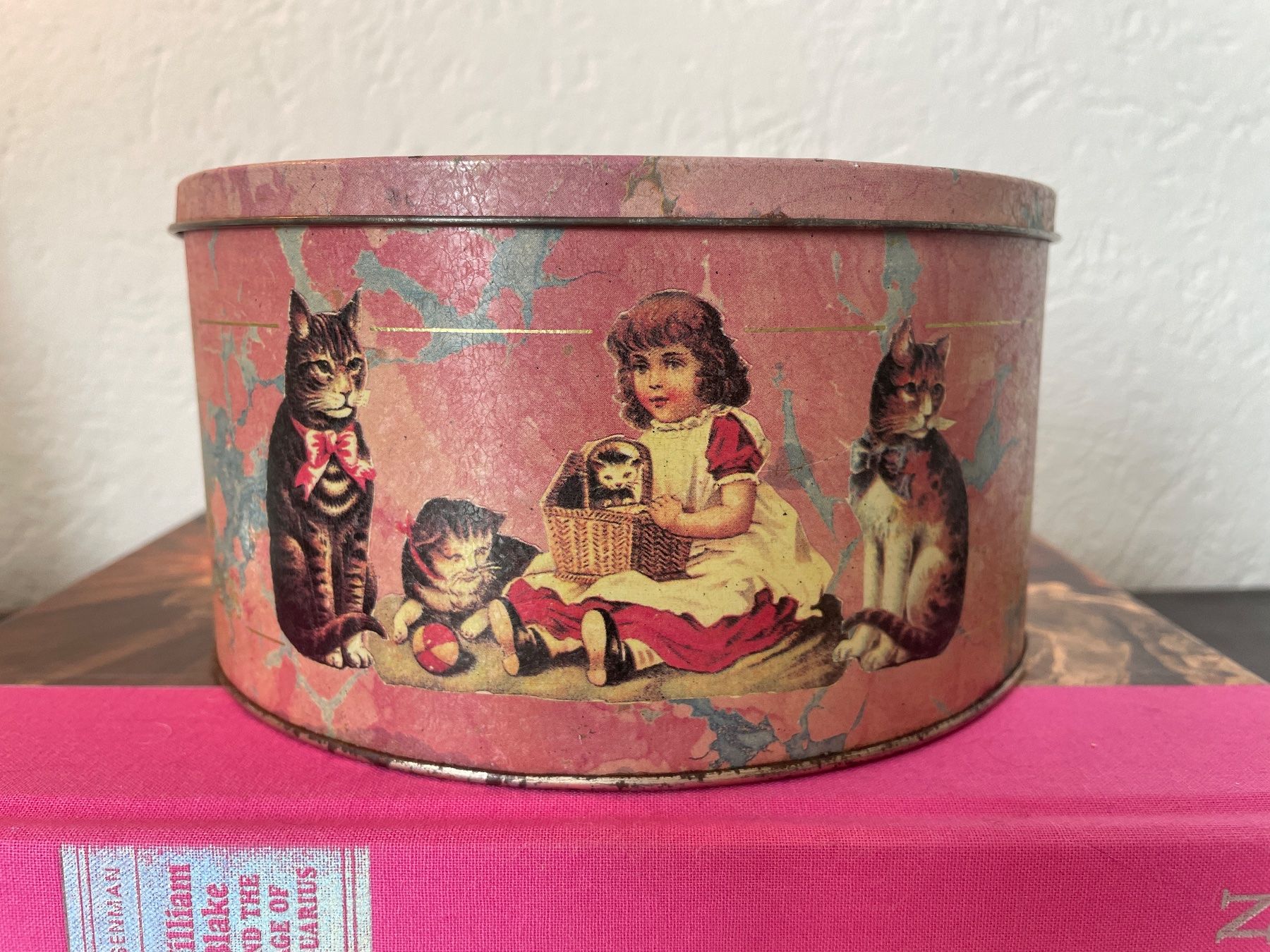 Recipients et similaires: Alte Blechdose mit nostalgischen Motiven Mädchen und Katzen – D'occasion à St. Gallen par Shazzz 3