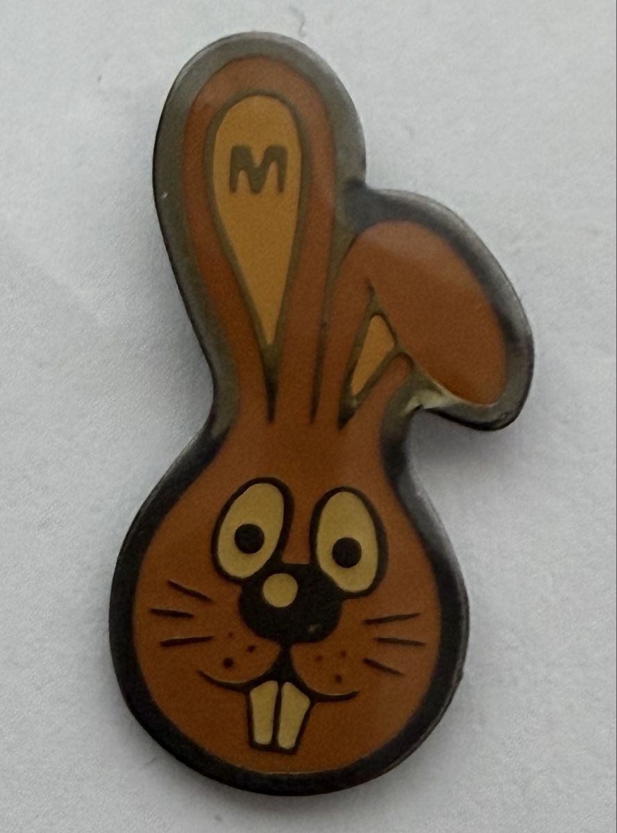 Placchette & Badge: Migros M Bunny Pin – Usato da Zürich venduto da Kue_Zuerich