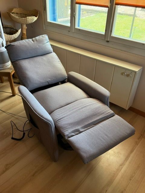 Fauteuils: Stuhl  mit massage und aufstehhilfe – D'occasion à melchnau par will-hier-weg 3