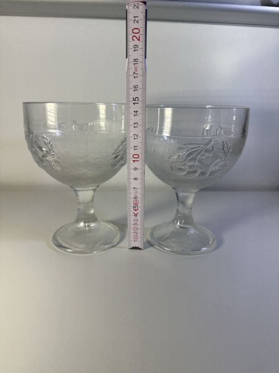 Gläser: 2 Dessertgläser mit Reliefmuster Glas Schale – Gebraucht aus Steffisburg von mar_cf2f 1