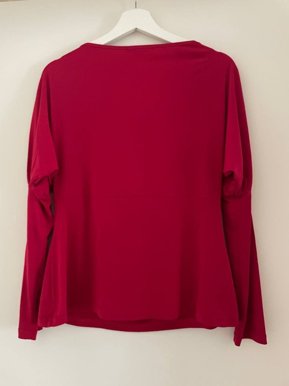 T-shirts: Elegante rote Bluse mit Goldkette – D'occasion à Adliswil par N3er4 1