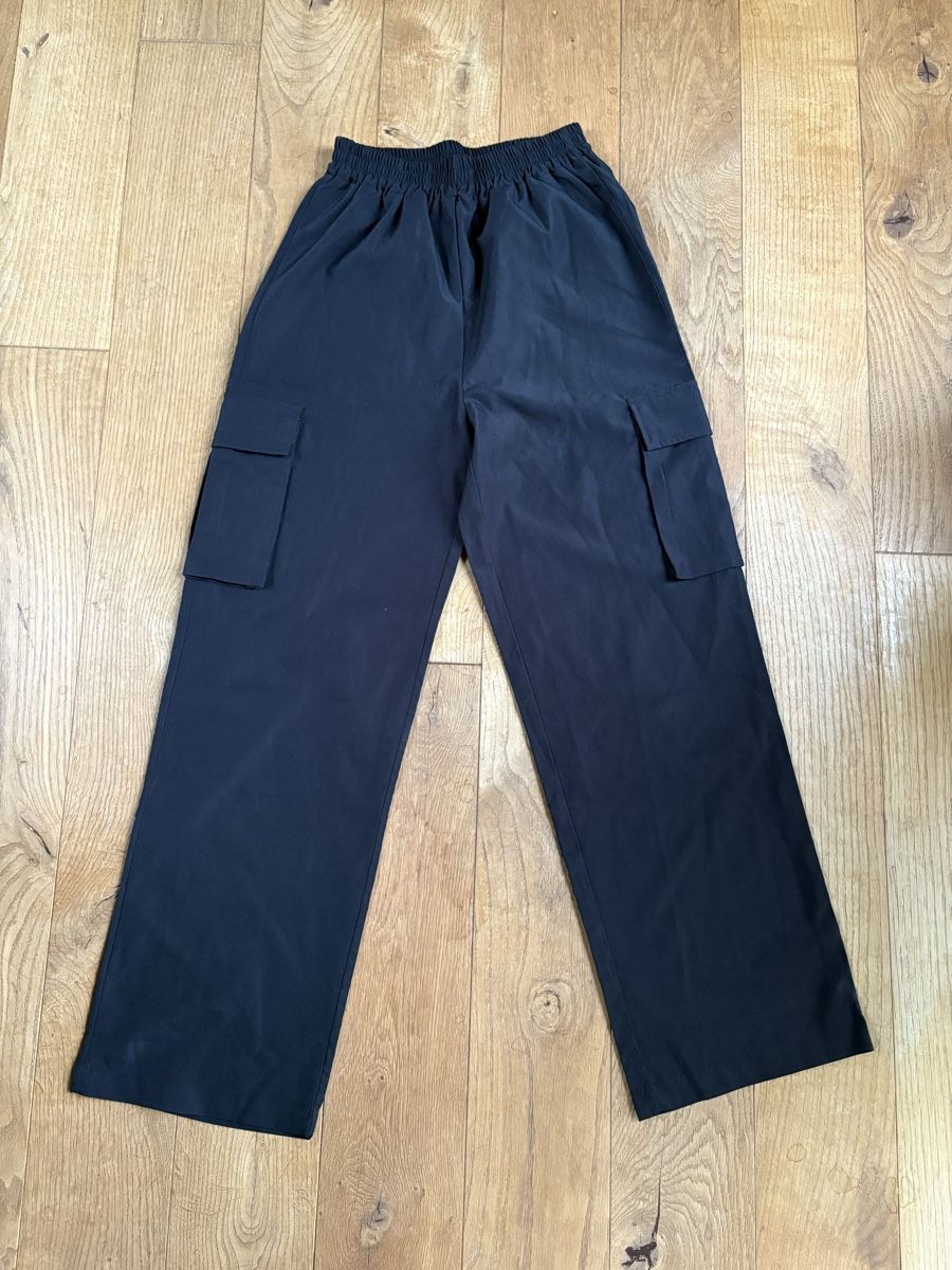 Shein Hosen: Schwarze Cargo Hose in Grösse S – Gebraucht aus Frauenfeld von lin_77m9
