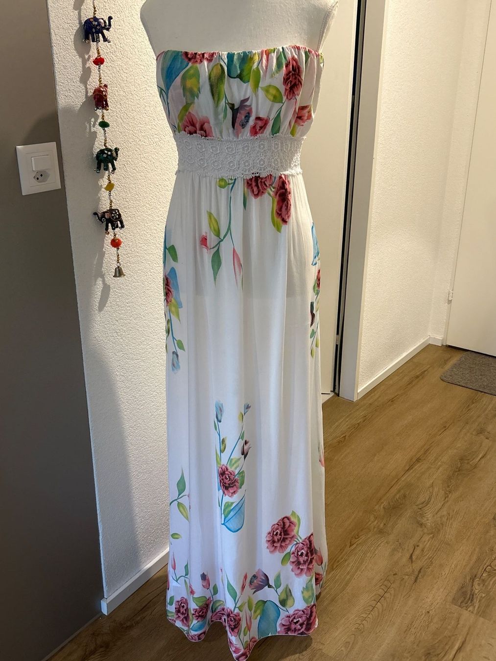 Kleider: Maxikleid weiss mit Blumenmuster Schulterfrei Einheisgrösse – Gebraucht aus Brunnen von Nala2929 4
